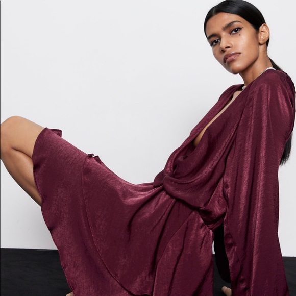 Ruffles satin dress - Picture 4 of 5